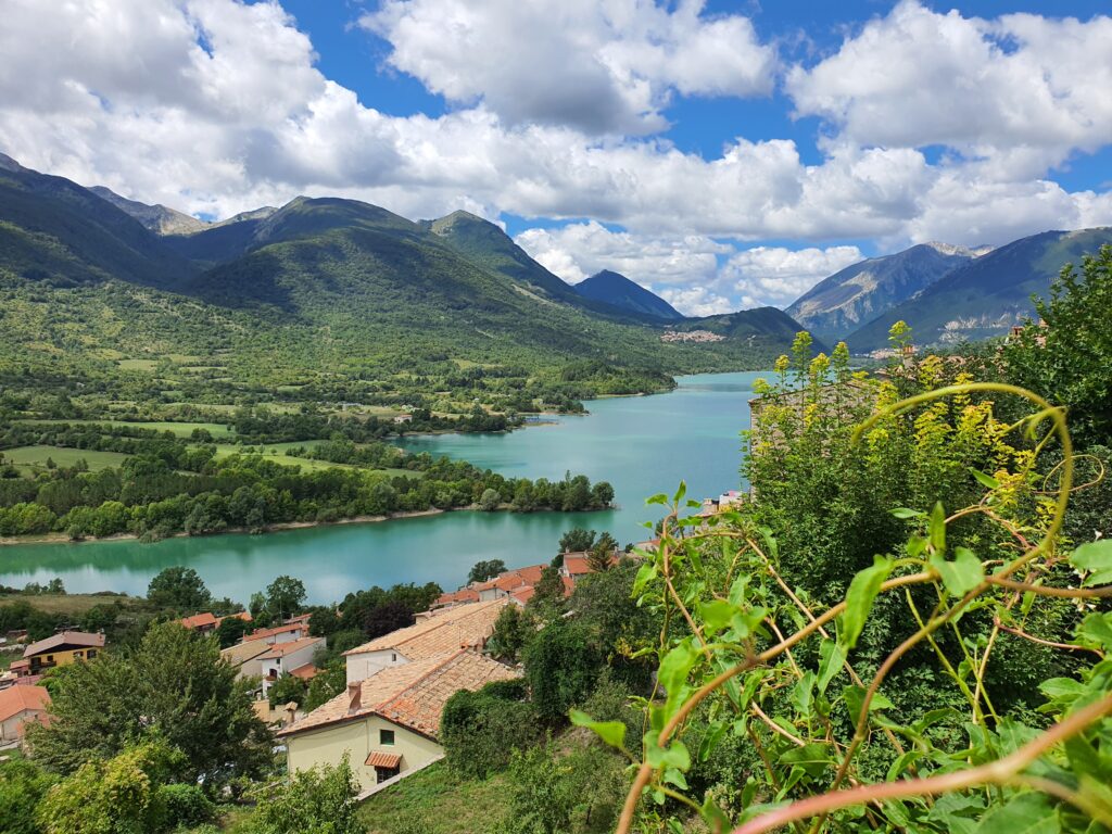 Barrea, Abruzzo, Vista sul lago