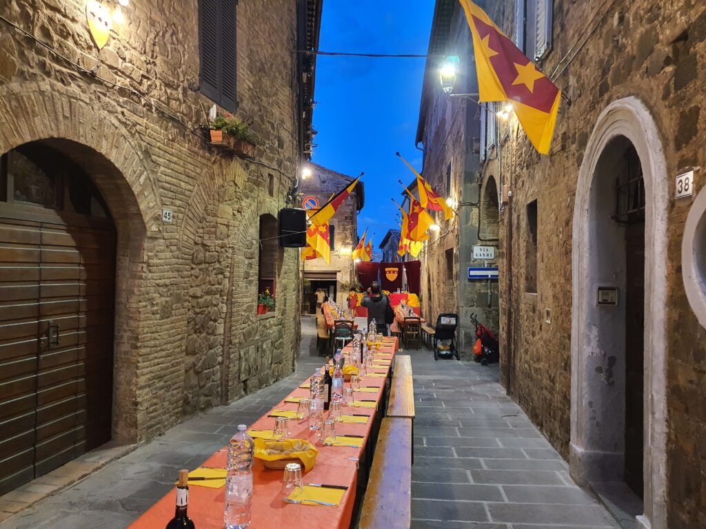 Montalcino, quartiere Travaglio, cena di quartiere della seconda giornata di torneo.
