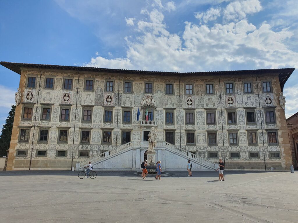 Piazza dei cavalieri e il Palazzo della Normale di Pisa